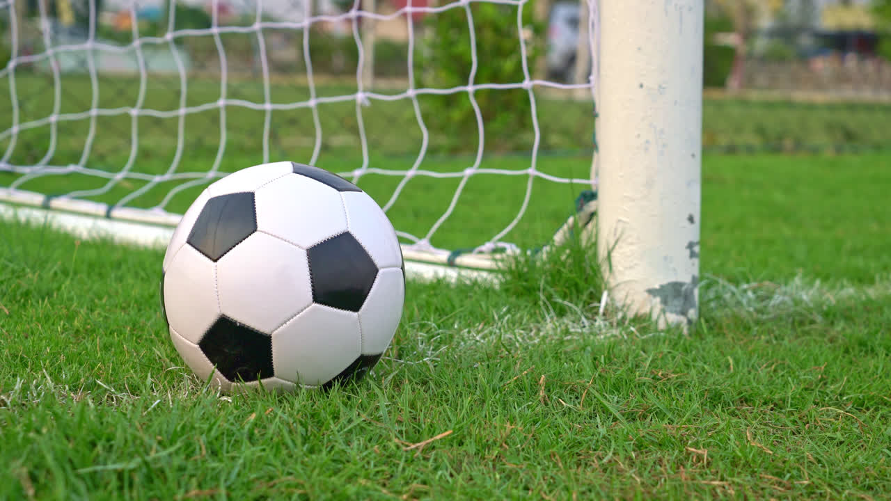 Fodbold på baggrund af en fodboldbane