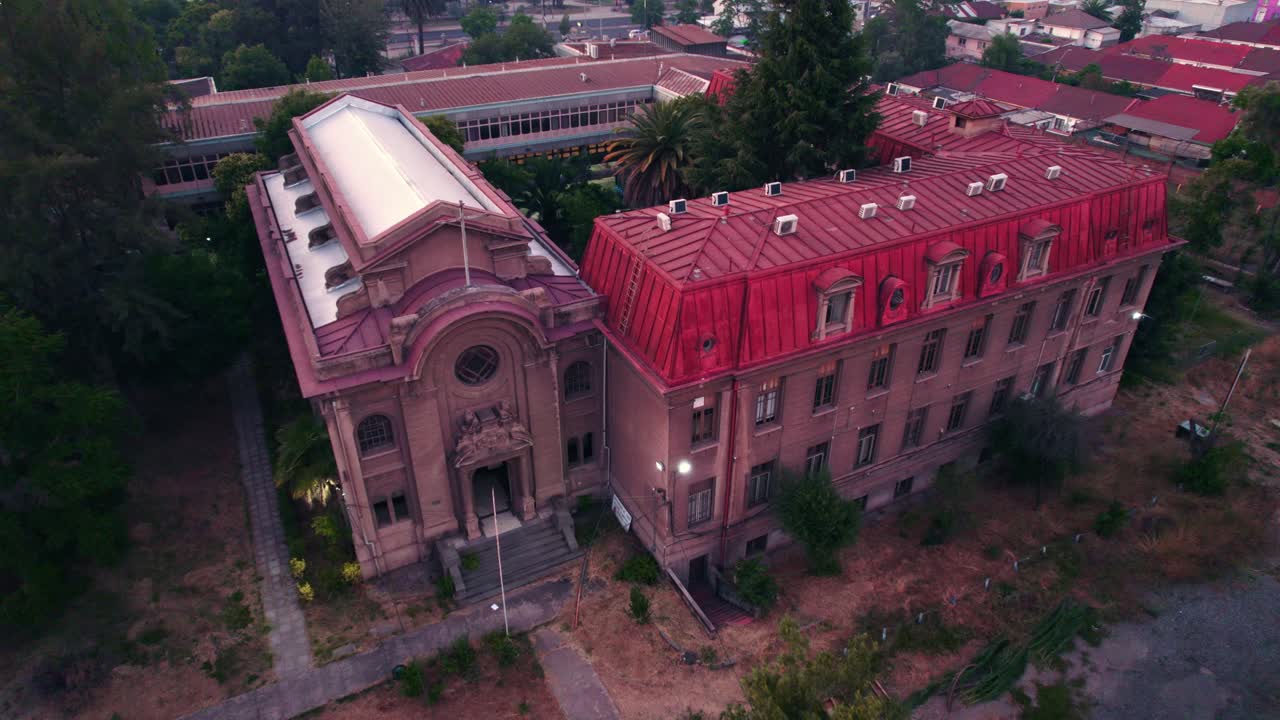 vista aérea dolly en la escuela de medicina del campus sur de la universidad de chile en santiago - arquitectura antigua