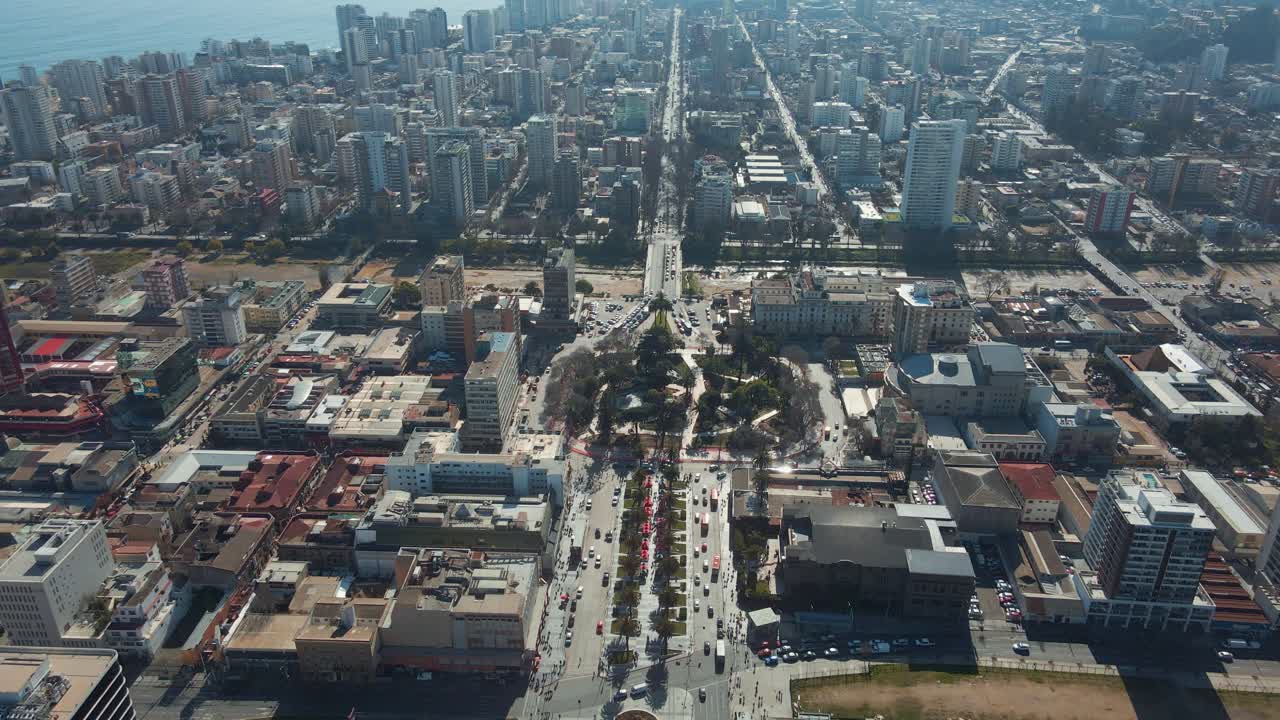 aerial que se eleva sobre la plaza vergara, el tráfico de la avenida libertad y los edificios de la vía del mar cerca de la orilla del mar, chile