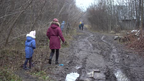 Menschen-Gehen-Im-Januar-Durch-Den-Düsteren-Park