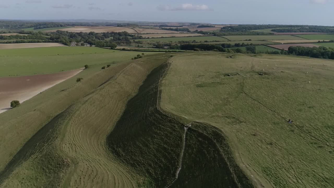 처녀성 철기시대 언덕 요새의 외벽 사이를 공중 추적