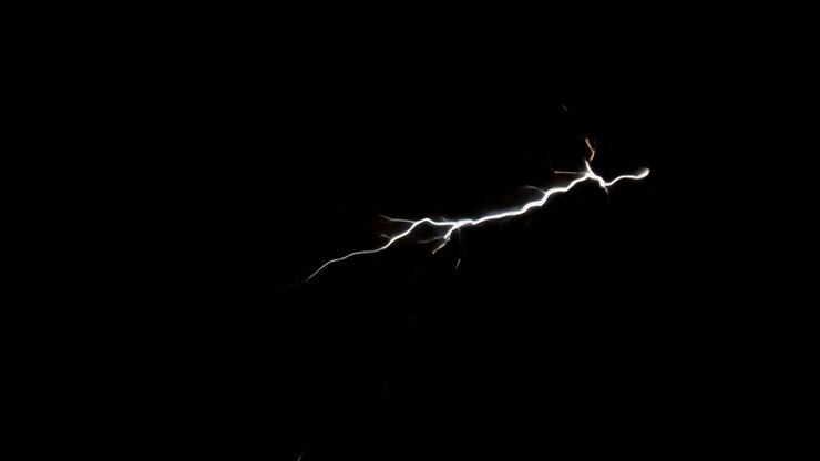 Sovrapposizione animata di fulmini dinamici su cielo notturno, video 4K trasparente, canale alfa, ProRes 4444