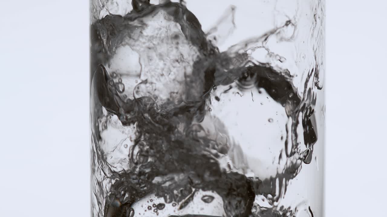 얼음 큐브 가 있는 잔 에  ⁇ 여 있는 음료