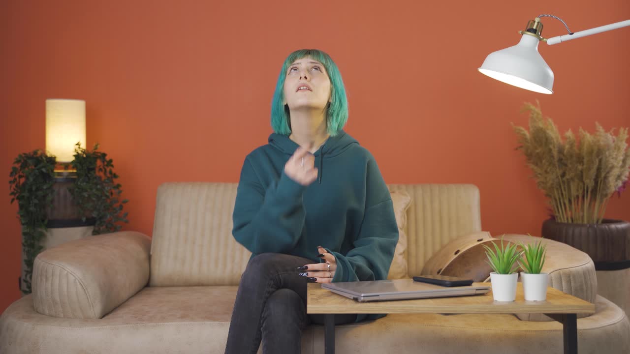 카메라를 쳐다보는 젊은 여성이 아이디어를 가지고 있습니다.