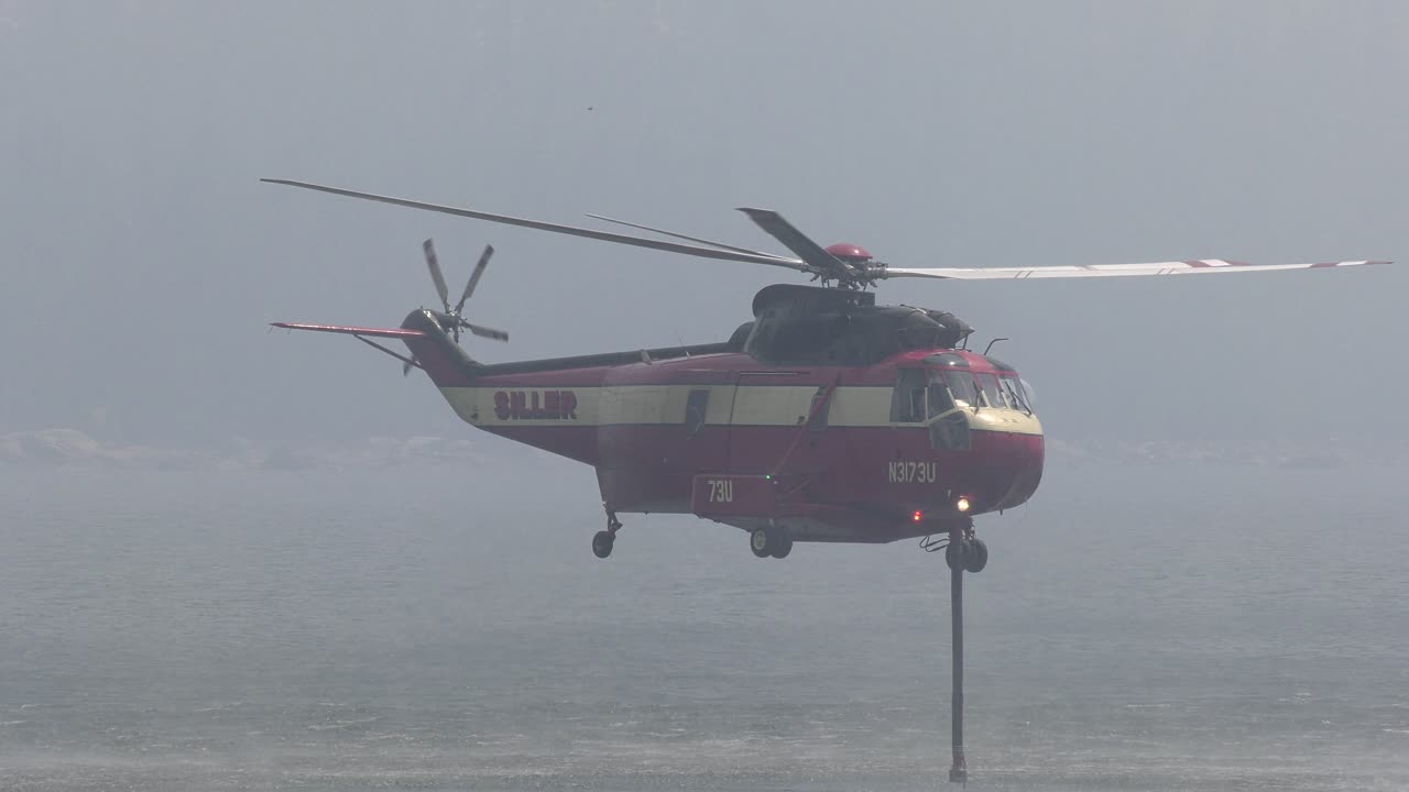 불에서 물을 모으는 헬리콥터