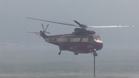 helicopter collecting water from fire