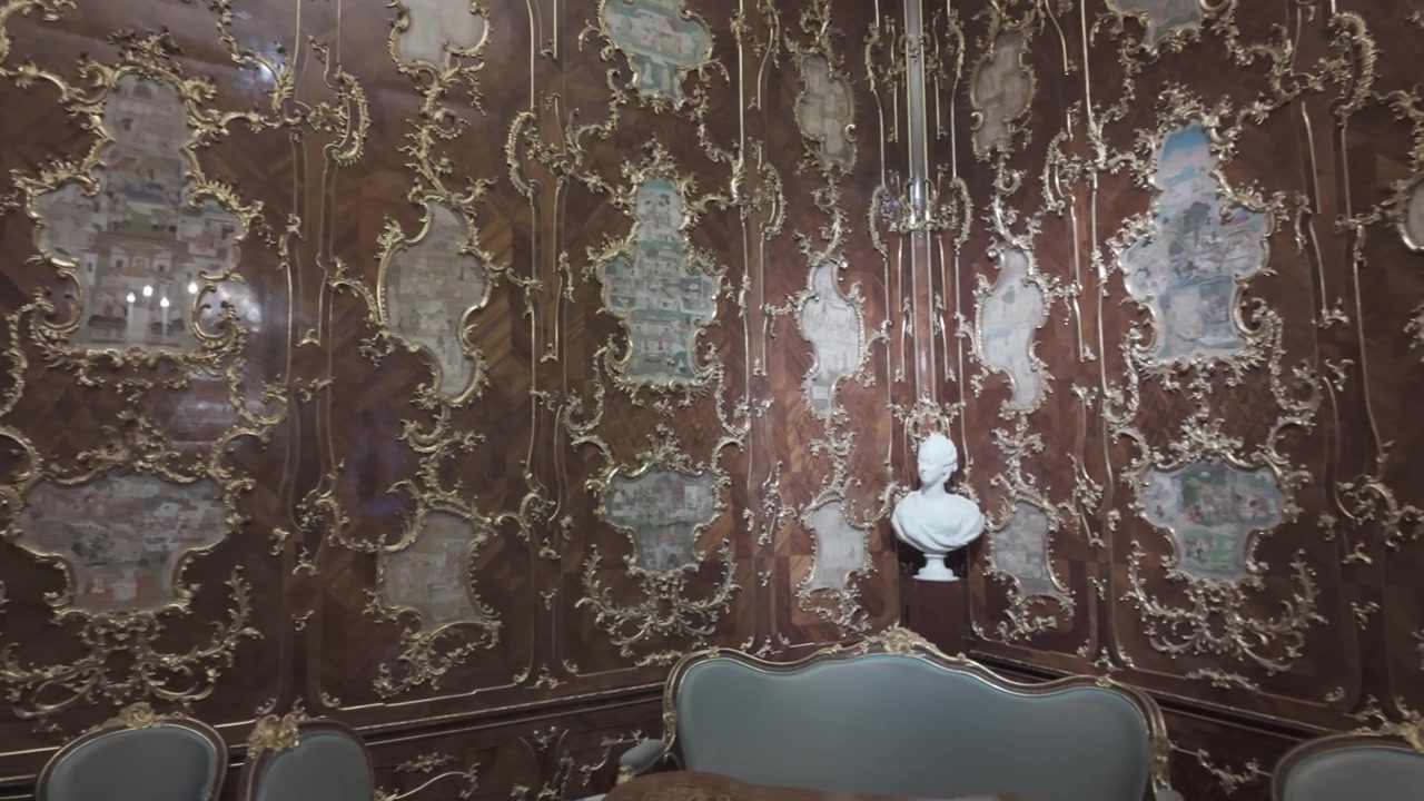 4K-video optaget inde i Schönbrunn Slot, der viser antikt tapet og dele af møblerne i Østrig.