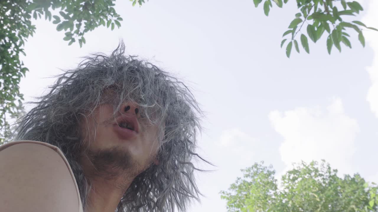 이 영상은 노인이 야외에 앉아서 황폐한 환경에서 자기 자신과 대화를 나누고, 감정이 점점 더 흥분되어 하늘과 대화하는 것을 보여줍니다.