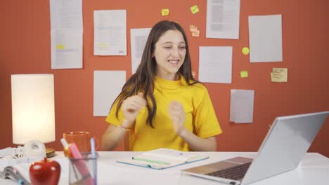 la niña exitosa ve buenos resultados en la computadora portátil.
