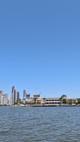 navegando por el pintoresco paseo marítimo de la costa de oro