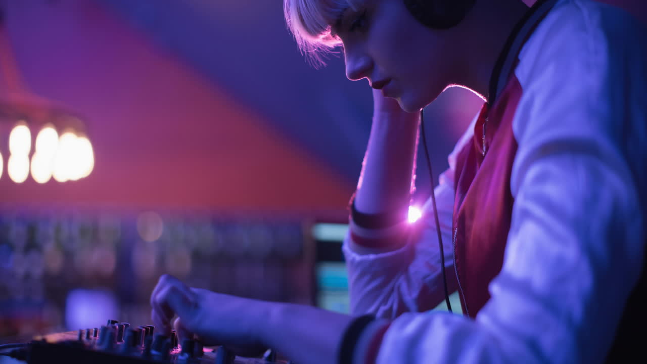 composición de una mujer caucásica dj tocando en una discoteca con puntos de luz en el fondo