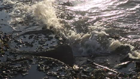 Nahaufnahme-Der-Meereswellen-In-Zeitlupe,-Die-Gegen-Die-Strandbarriere-Schlagen