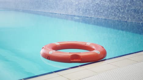 salvavidas en una piscina