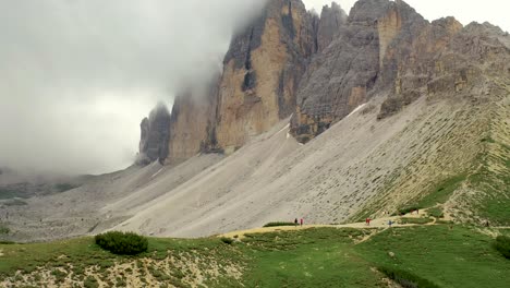 Senderismo-Alrededor-De-La-Icónica-Montaña-De-Tres-Picos-Cubierta-De-Nubes-En-Dolomitas