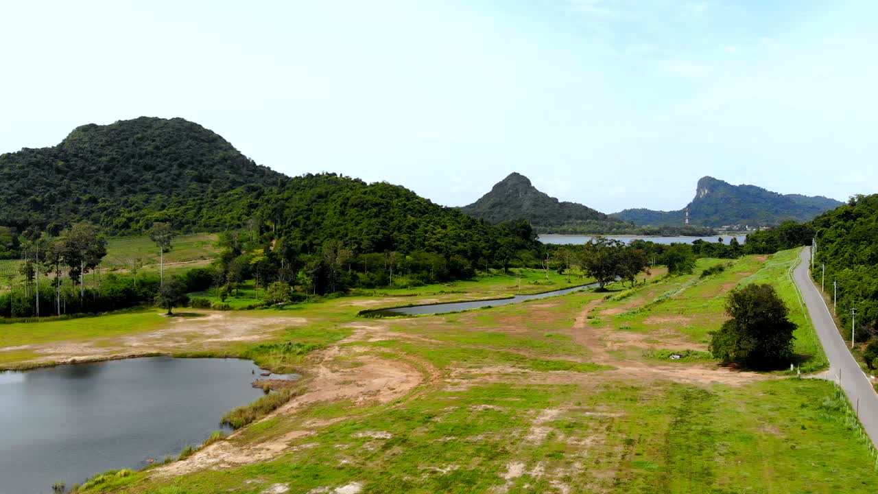 vista aérea tomada por un avión no tripulado paisaje pintoresco de la naturaleza montaña y bosque lugar en tailandia