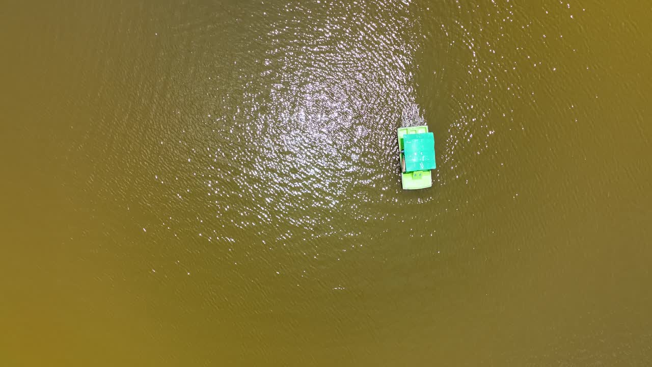 oasis del desierto huacachina, perú con lago y palmeras, con grandes dunas de arena en el fondo