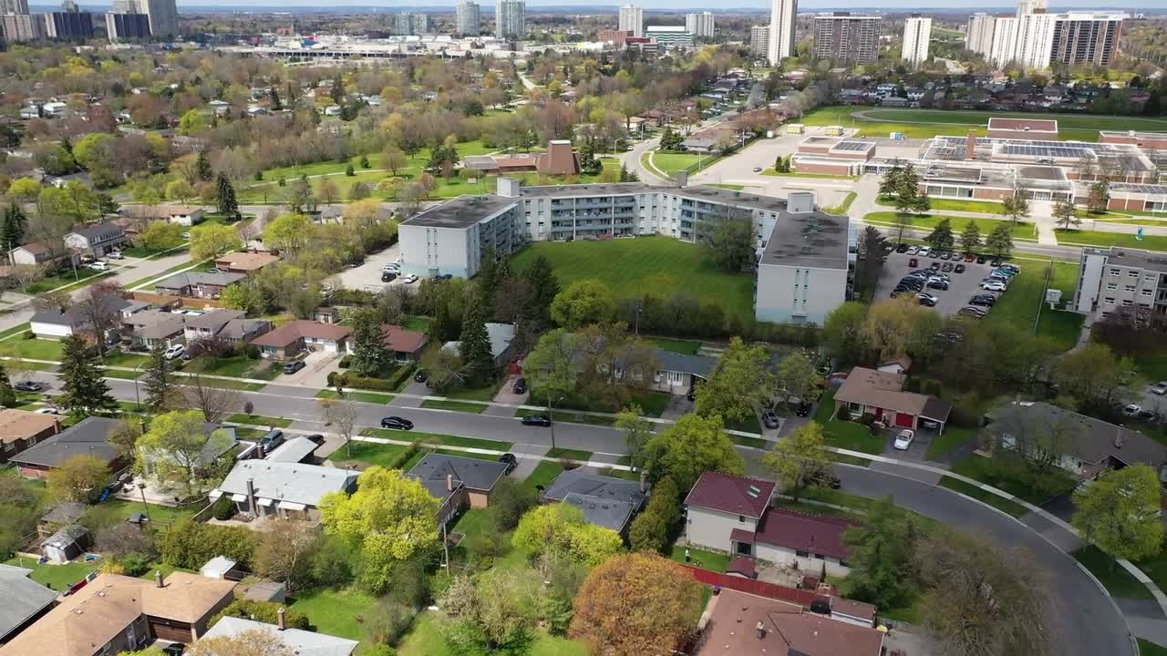 drone inclinándose sobre el soleado barrio de brampton