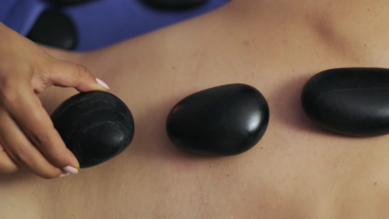 Hot Stone-terapi er en form for massage, der bruger opvarmede sten