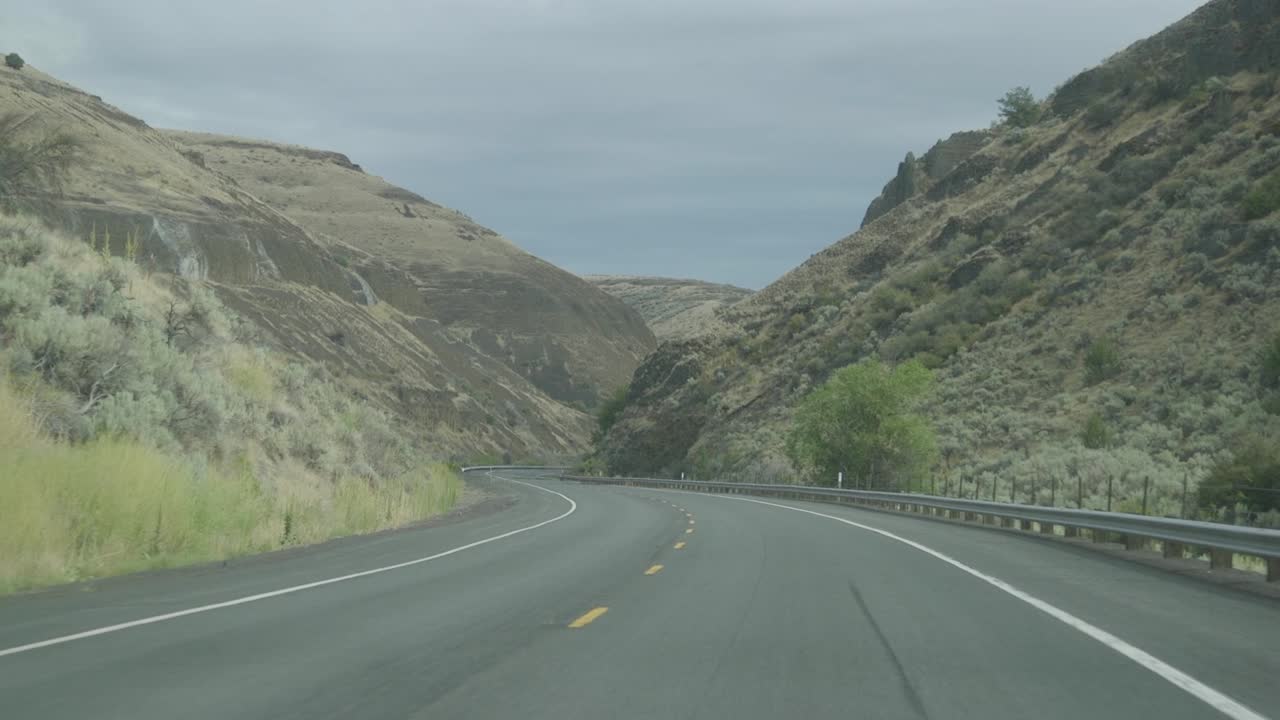 conduciendo a través del paisaje del parque nacional de la carretera sinuosa