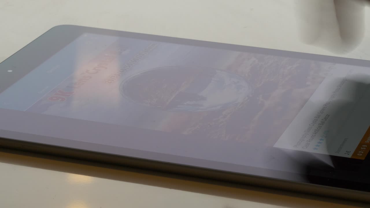 Compras online em um tablet, close-up em lapso de tempo