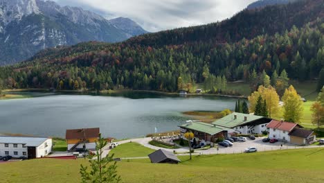 洛特湖 (lauter see) 位於德國巴伐利亞的米<unk>瓦爾德 (mittenwald) 鎮附近,