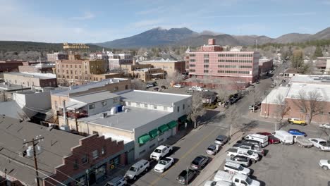 flagstaff, arizona, centro de la ciudad con un video de avión no tripulado moviéndose en círculo.