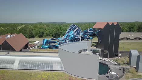 bonita foto de un dron alejándose del complejo