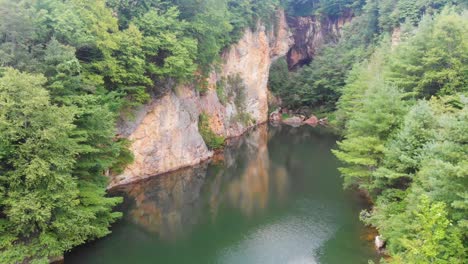 4k 無人機視頻 伯內特分公司在小瑞士附近的<unk>石村,n.c.在夏天的13日