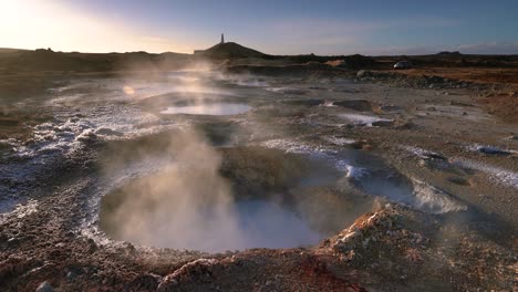 vapor de piscinas de lodo en tierra geotérmica durante el día en la península de reykjanes, islandia