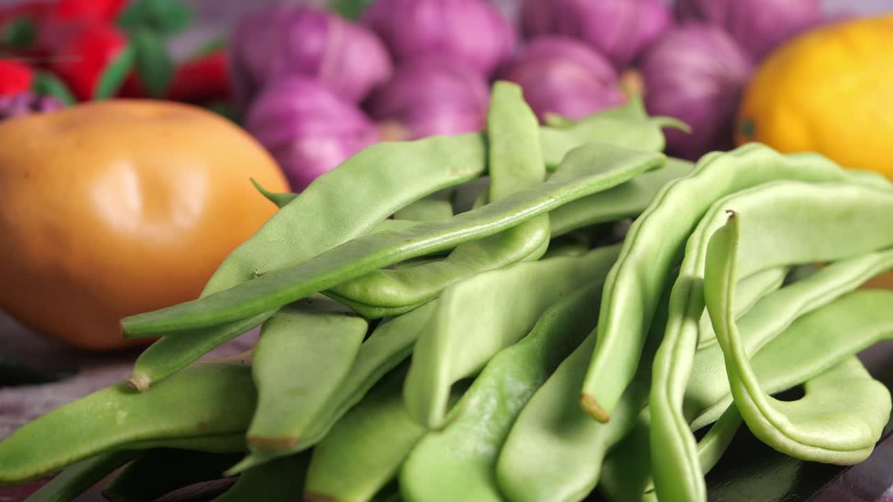 Primo piano di fagiolini freschi con verdure miste.