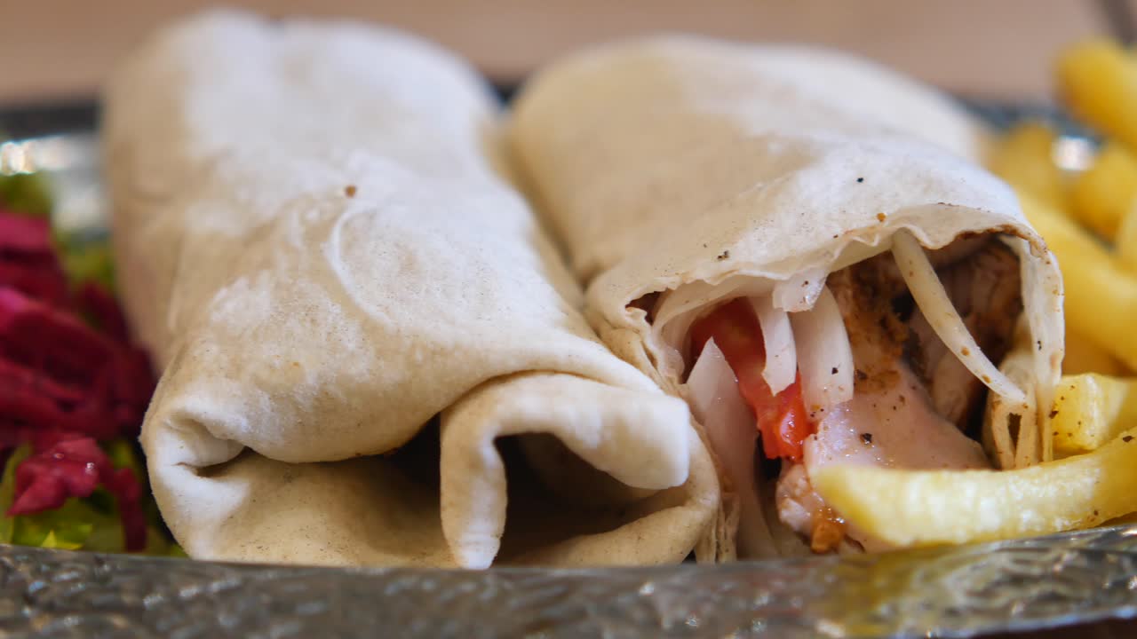 envoltura de shawarma con patatas fritas
