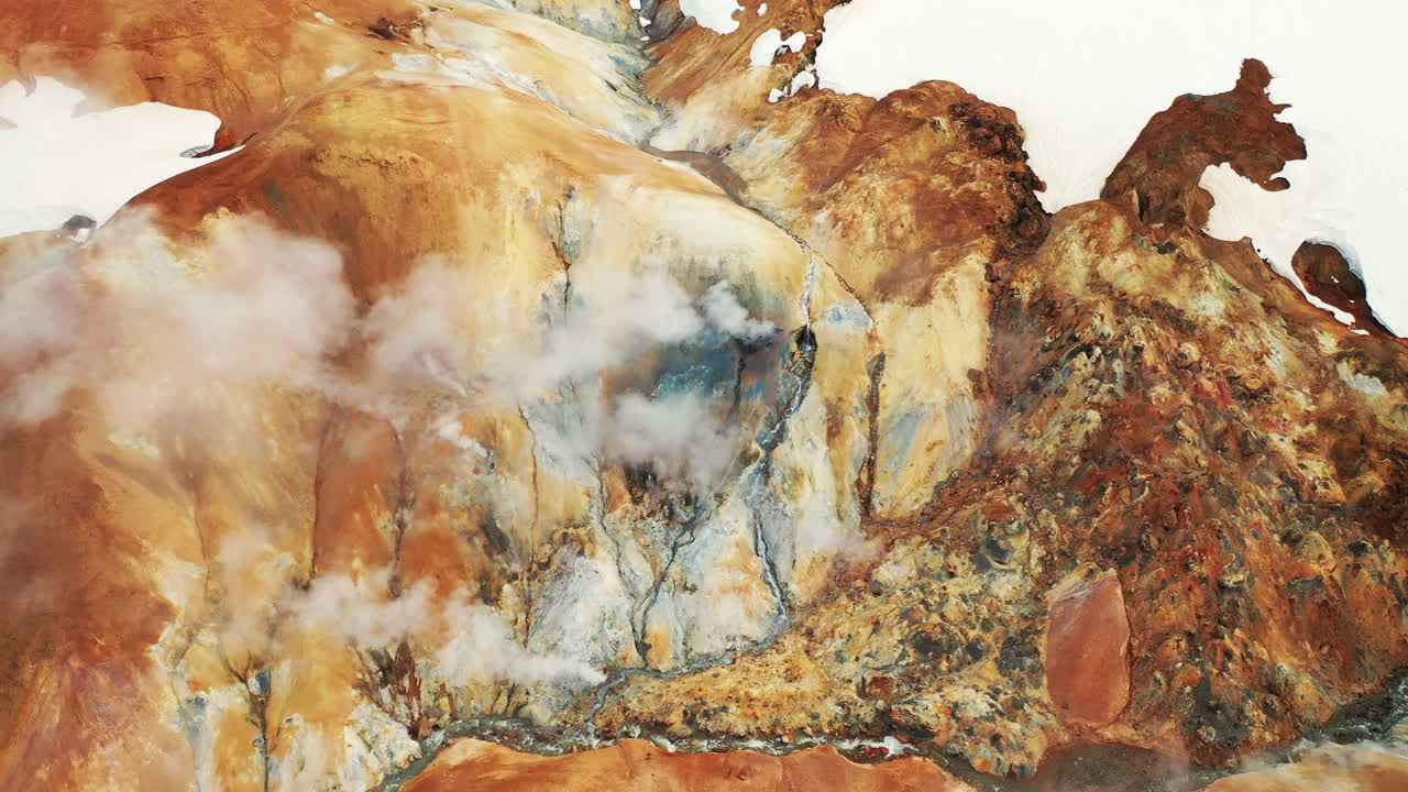 아이슬란드 고원의 흐베라달리르 지열 계곡 균열에서 나오는 증기 - 정적 드론 샷