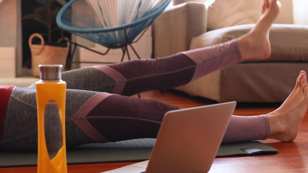 mujer caucásica haciendo deporte en casa