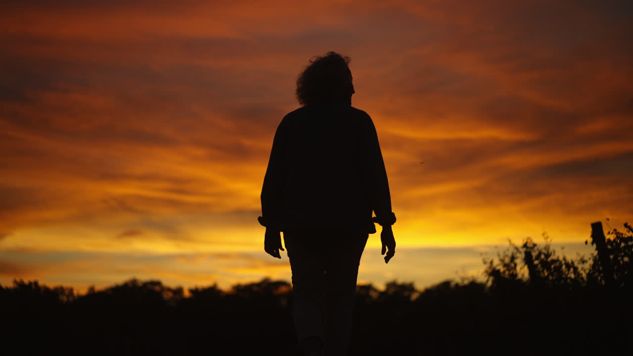 夕暮れの女性のシルエット