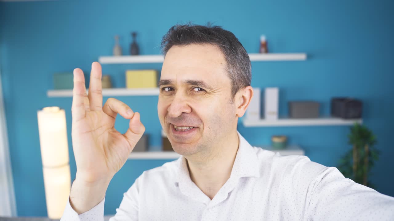 hombre mirándose a sí mismo en la cámara del teléfono.