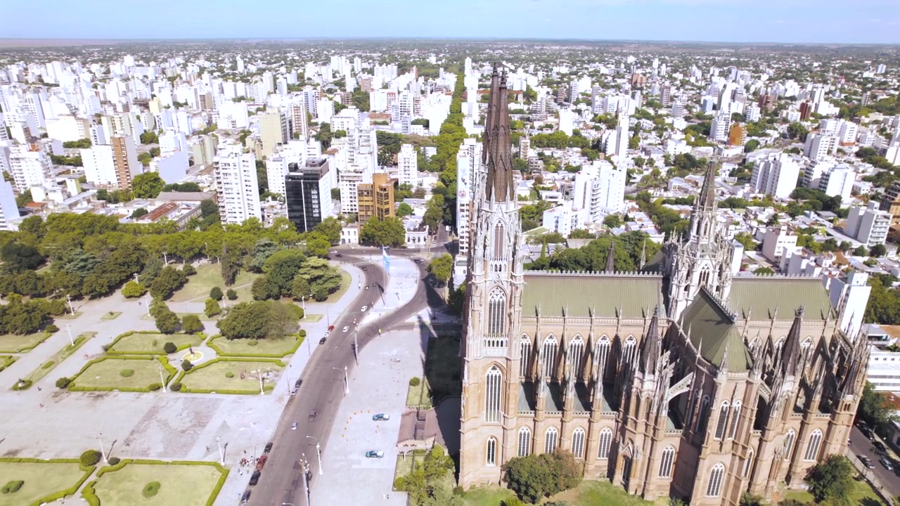 Vista aerea 4K con drone della Cattedrale di La Plata a Buenos Aires, Argentina. Una delle più grandi chiese neogotiche del mondo, caratterizzata da un'architettura imponente nel cuore della città