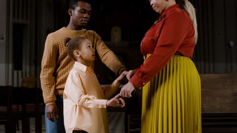 familie in der kirche am sonntag