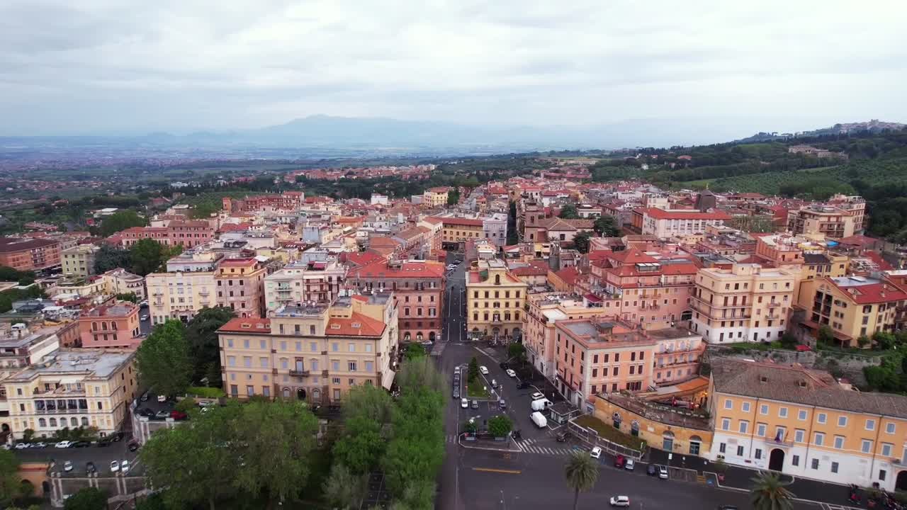 Vista aerea verso il tranquillo centro storico di Frascati, Italia