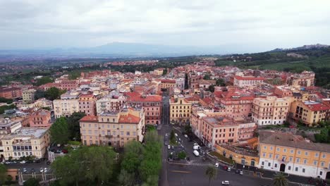 Aerial-toward-peaceful-Frascati-village-centre,-Italy