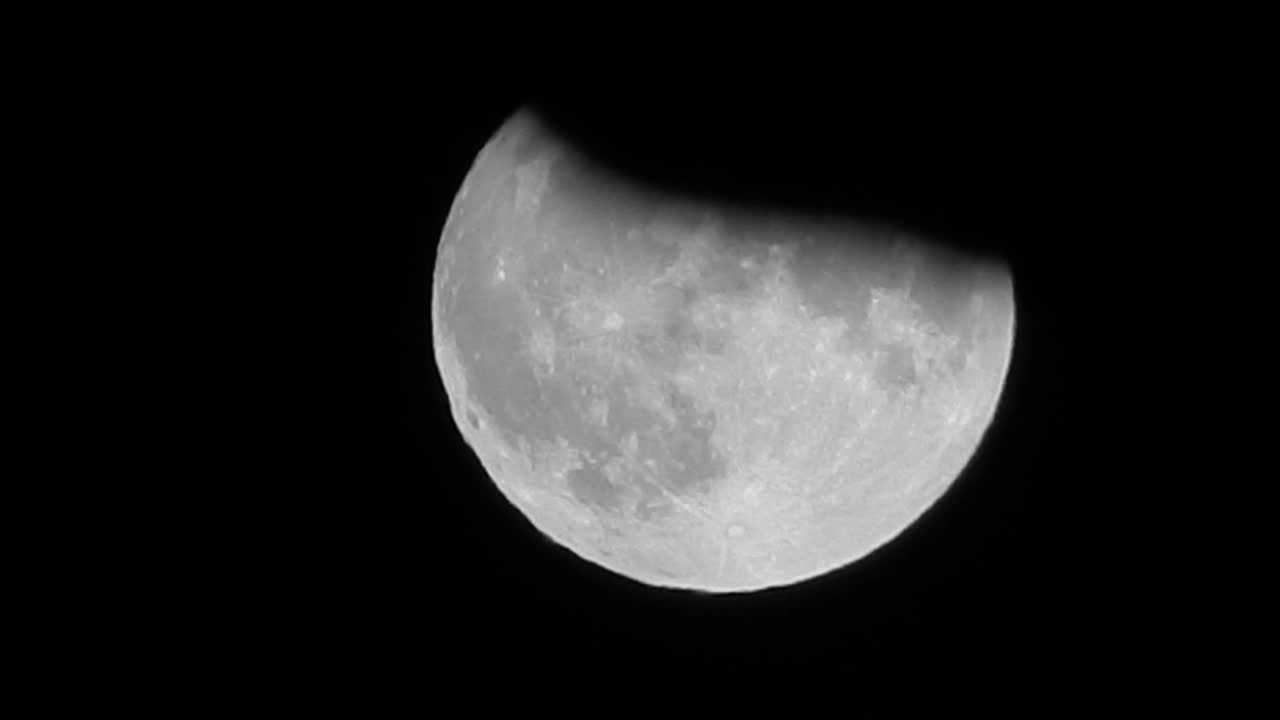 거대한 전체 오렌지 수확 달 분화구 표면 근접 촬영 옥상 실루엣 스카이 라인을 통과