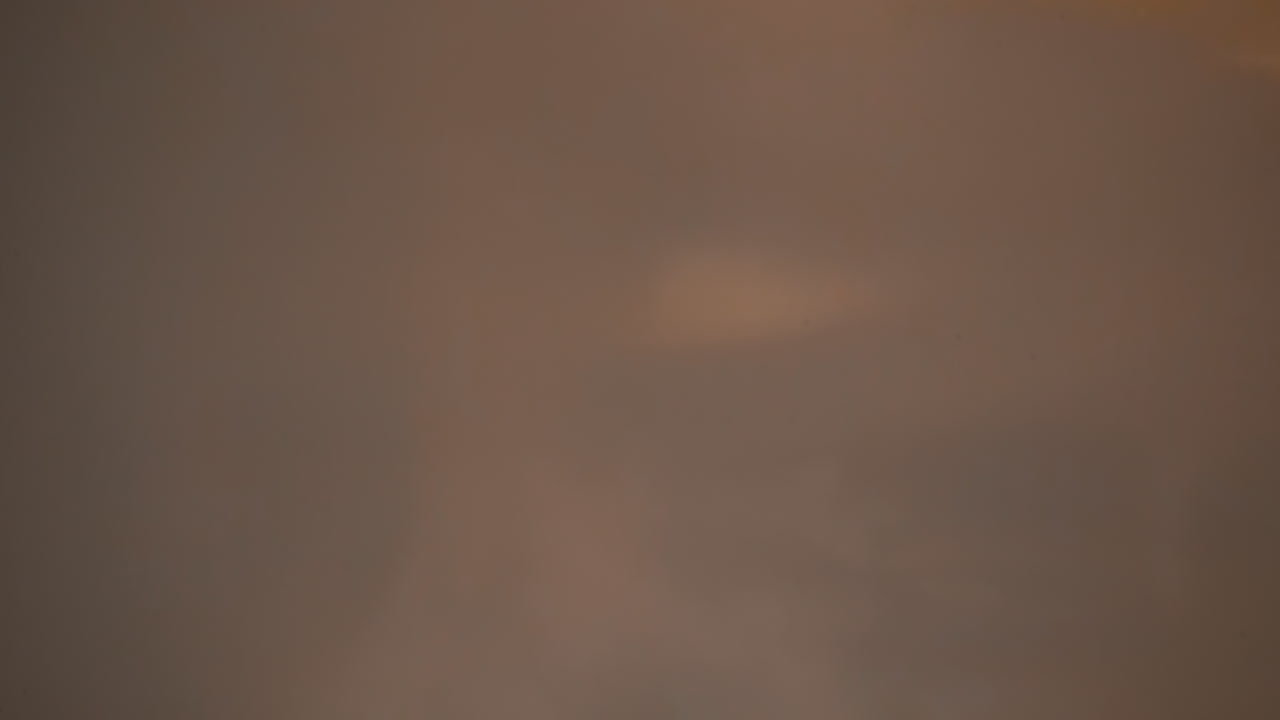 la máquina herramienta afila la sierra de banda en el taller de la planta moderna