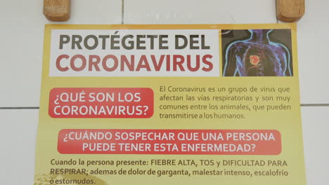 un cartel informativo sobre el coronavirus en un hospital peruano en ollantaytambo