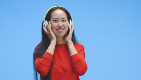 헤드폰으로 음악을 듣는 여자
