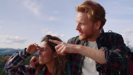 cople looking at landscape in mountains