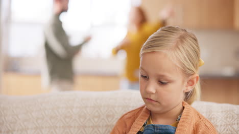 Miedo,-Divorcio-Y-Padres-Peleando-Con-Una-Niña.