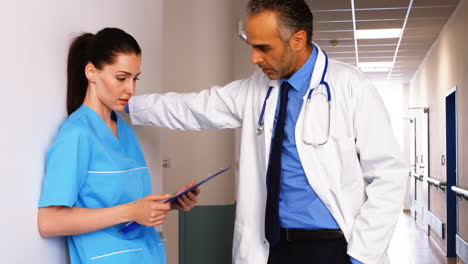 el médico interactuando con la enfermera