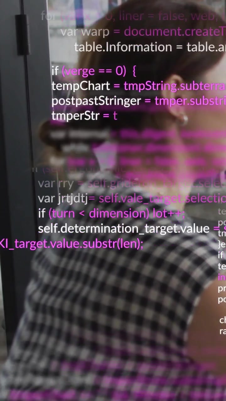 Video vertical: Mujer sentada en una oficina tecnológica, superposición de código apareciendo en un flujo de datos, visualizando el flujo.