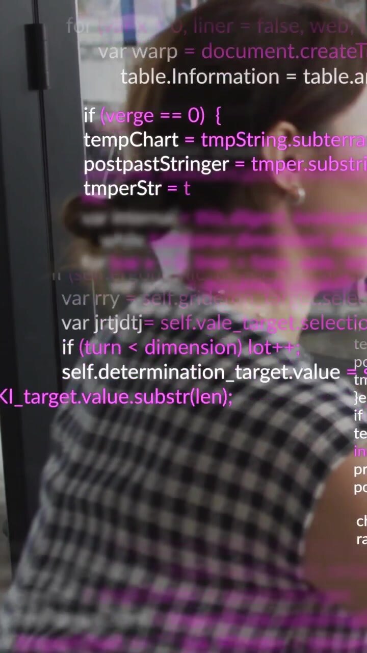 Video vertical: Mujer sentada en una oficina tecnológica, superposición de código apareciendo en un flujo de datos, visualizando el flujo.