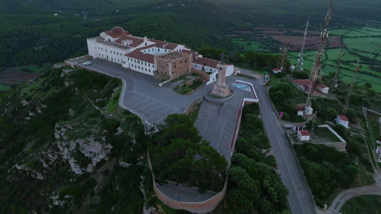 pico de montaña europeo al atardecer con contorno de silueta mientras el sol cae detrás del horizonte