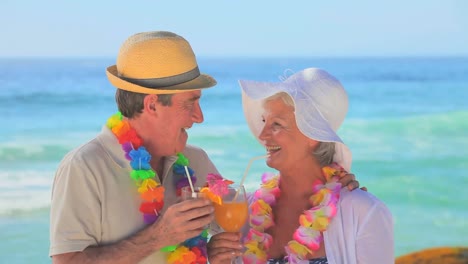 Pareja-Bebiendo-Cócteles-En-La-Playa